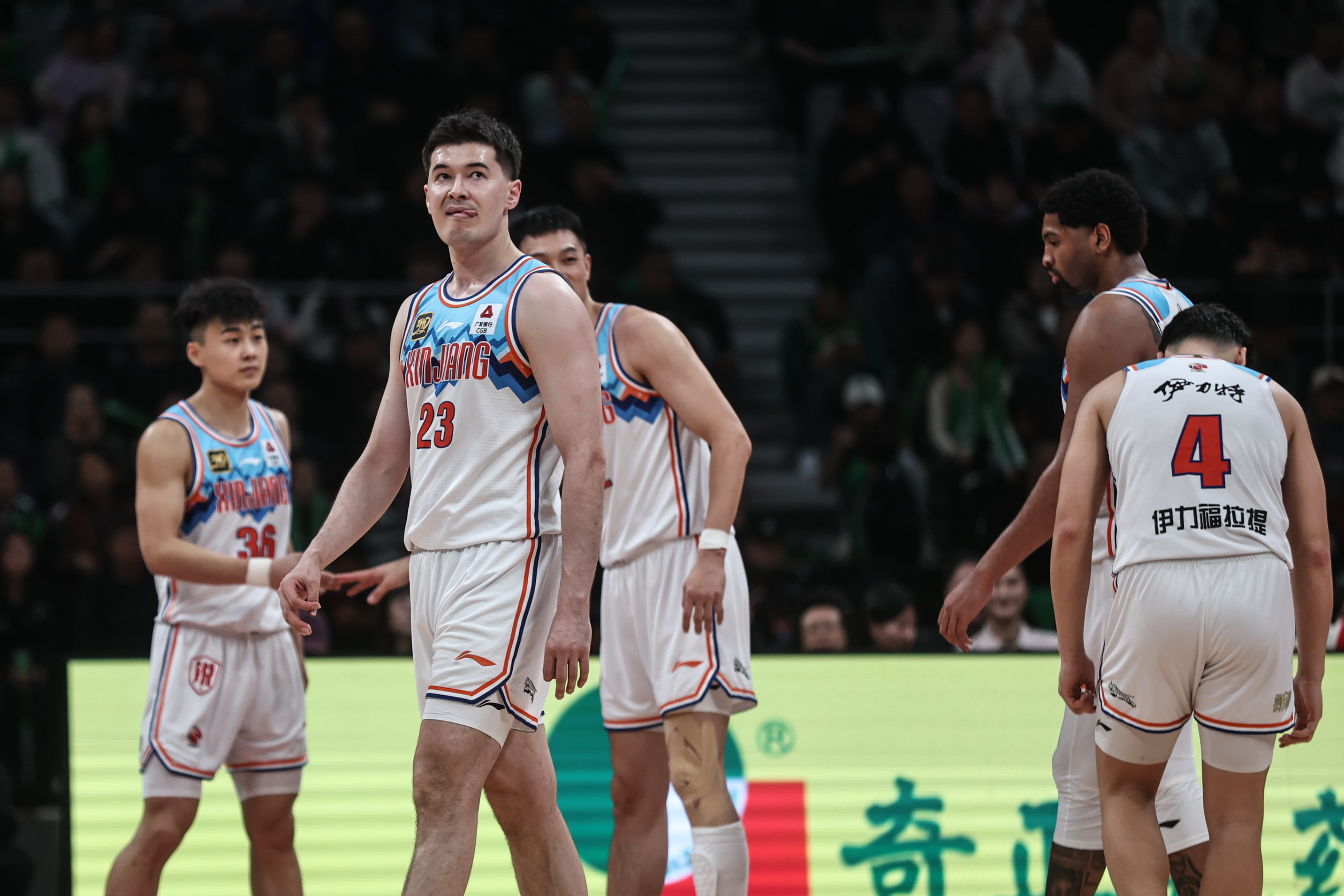 米兰体育：CBA季后赛半决赛战况胶着，悬念迭起引人入胜的简单介绍
