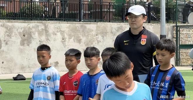米兰体育:中国足球青训“金钱至上”，家长：砸锅卖铁也要送孩子踢球！的简单介绍