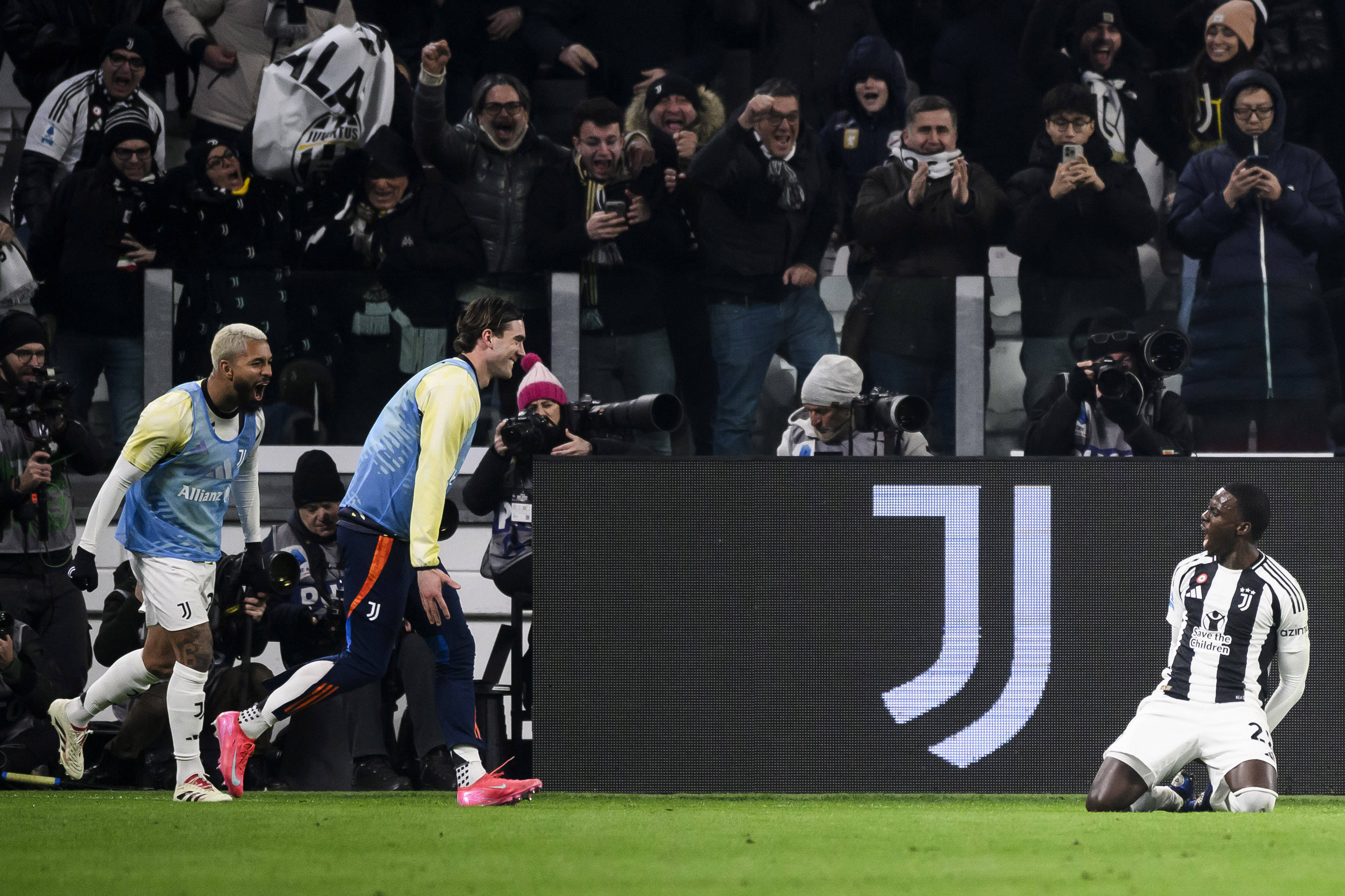 米兰体育:中甲联赛：冲超球队展开最后冲刺，保级球队奋力一搏，竞争激烈的简单介绍