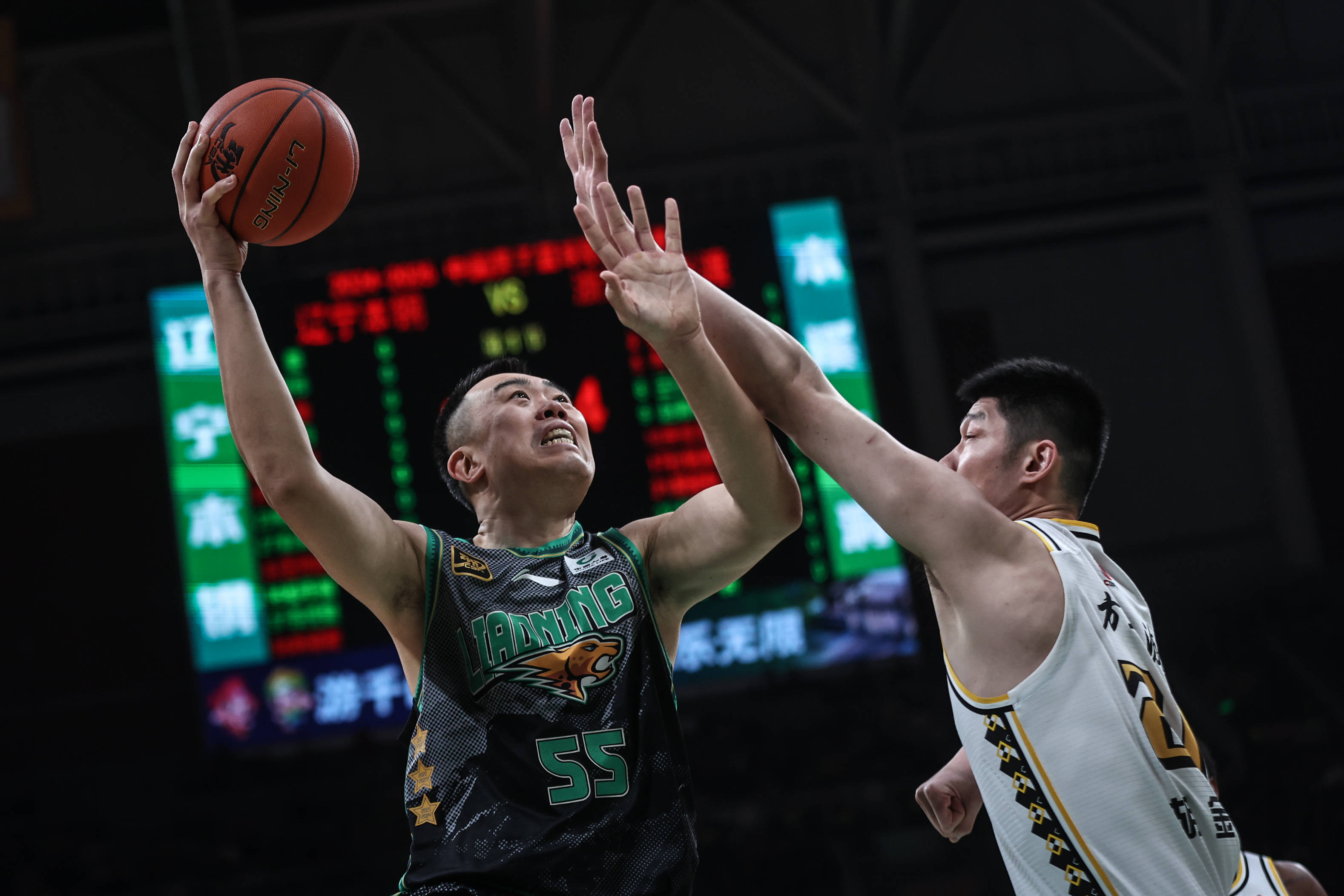 米兰体育：CBA季后赛激烈进行，精彩对决不容错过