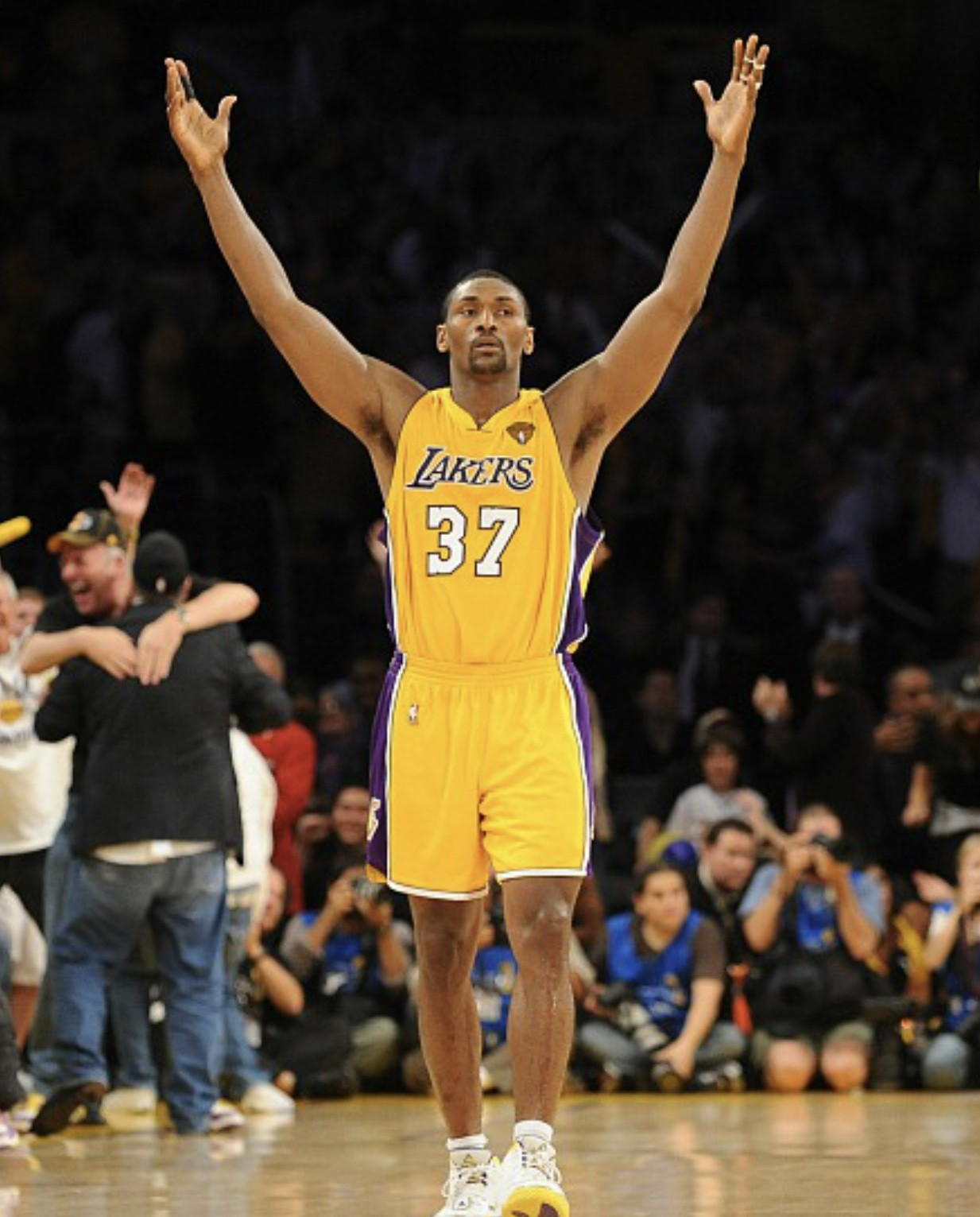 包含米兰体育:湖人队新赛季的希望：年轻球员的成长与老将的经验传承的词条