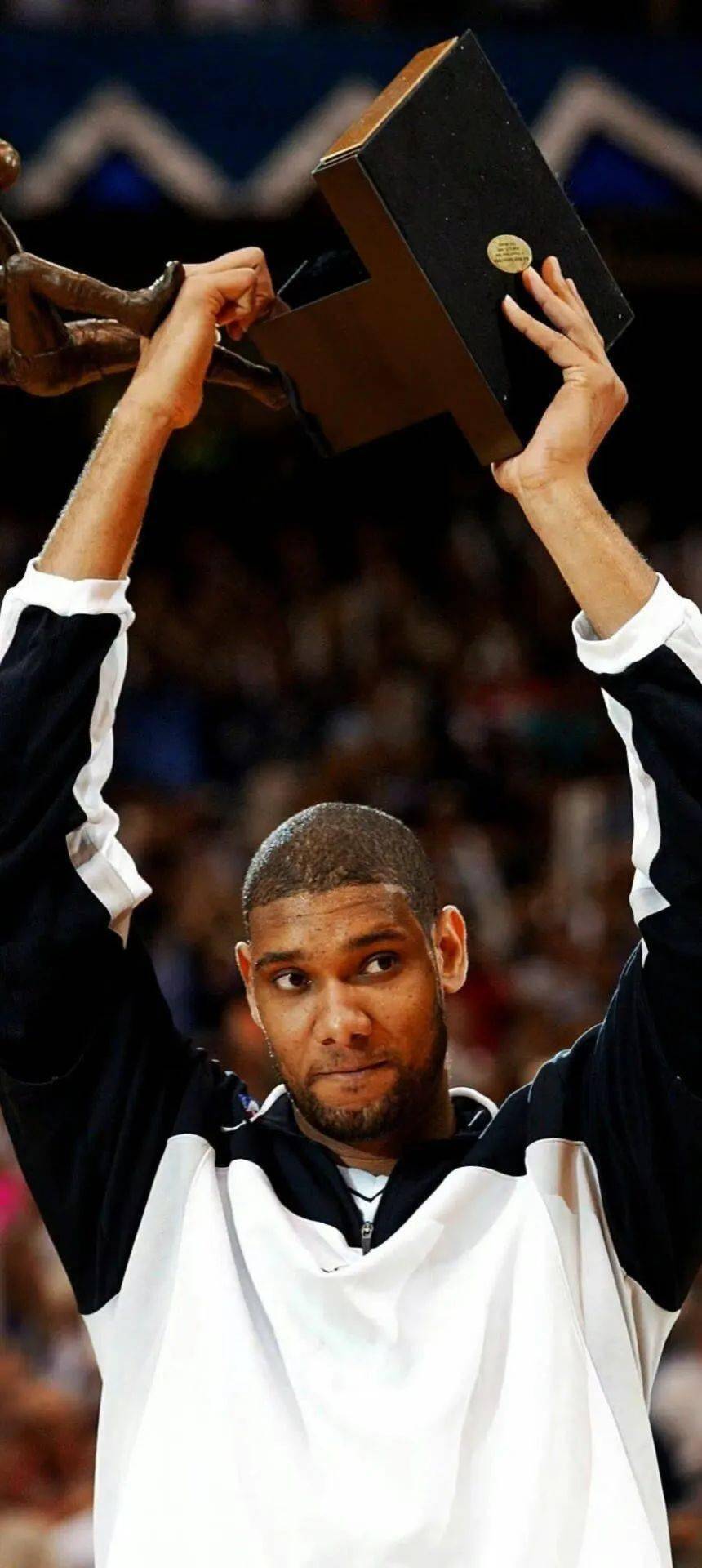 米兰体育：篮球球星的个人生活分享：家庭、爱好与社会责任