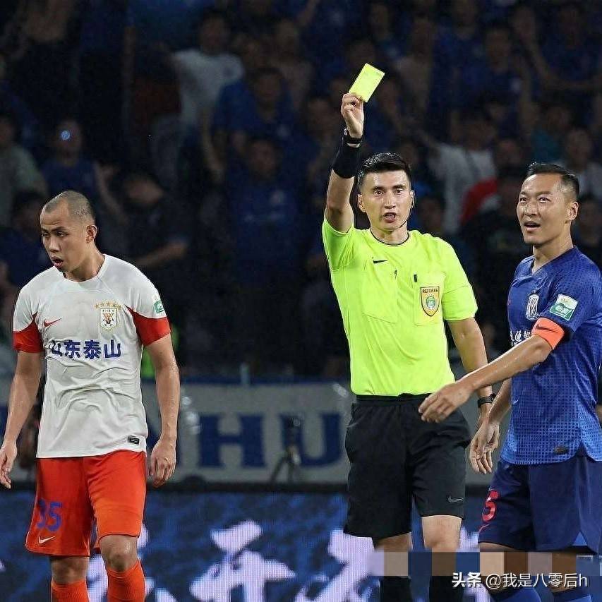 包含米兰体育:中超联赛裁判：接受专业培训，提升执法水平的词条