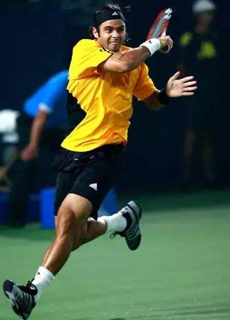 米兰体育:从战术到策略：电竞游戏的多层次分析