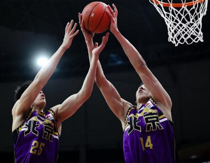 关于米兰体育:中国足球归化球员“集体摆烂”，球迷：这钱是“打了水漂”吗？的信息